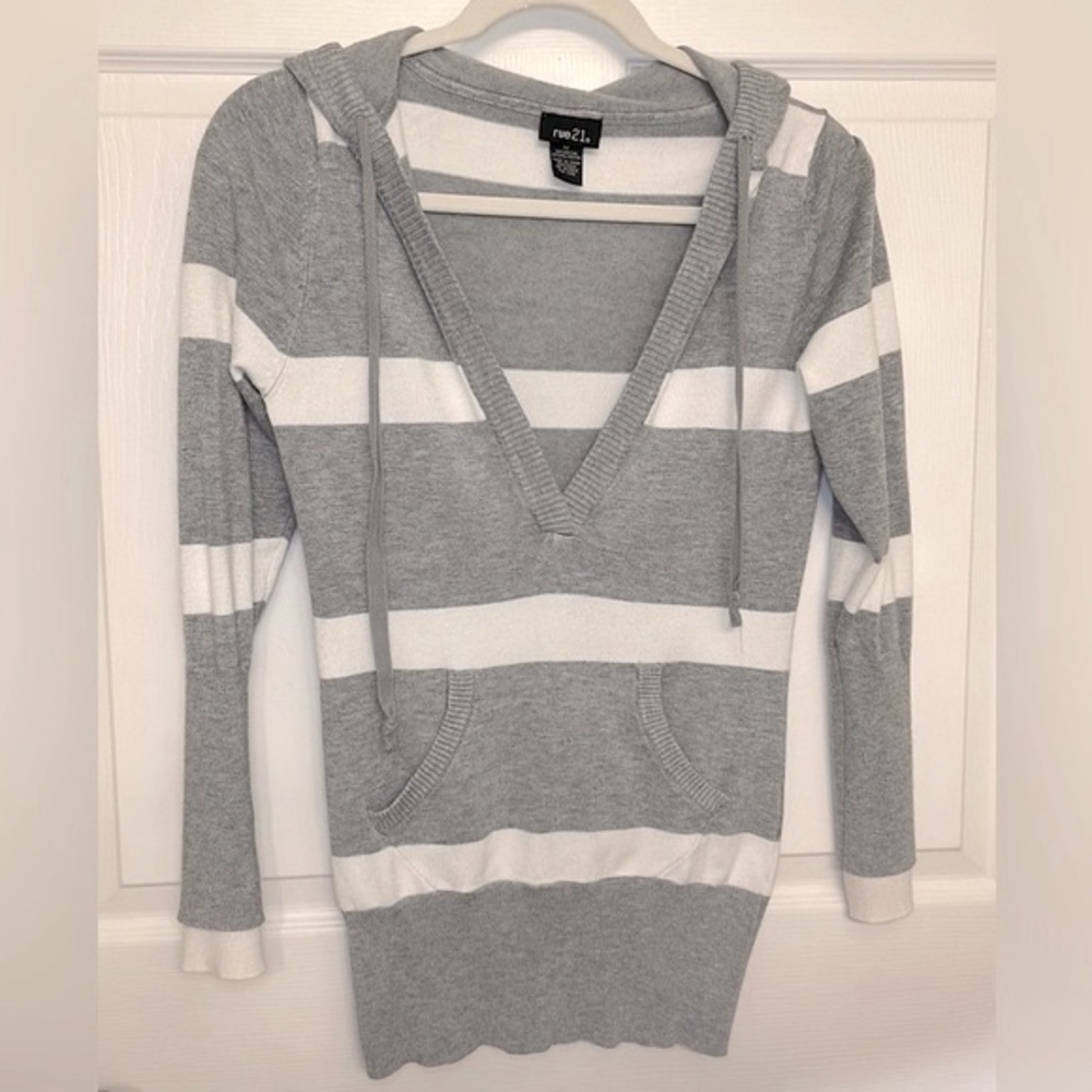 Rue21 Knit Top VNeck Pullover Hoodie Gray White Sz Medium Front Pocket EUC Y2K